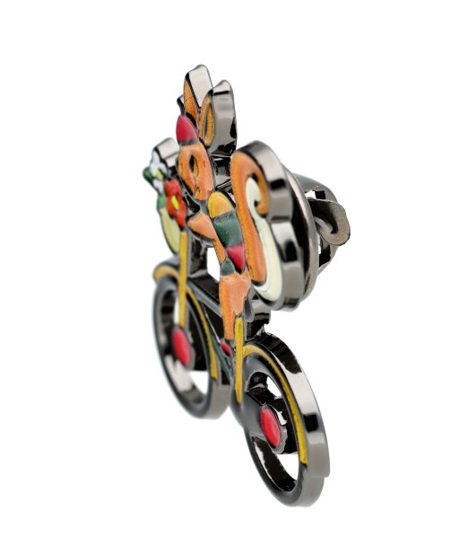 Ženkliukas voverė ant dviračio